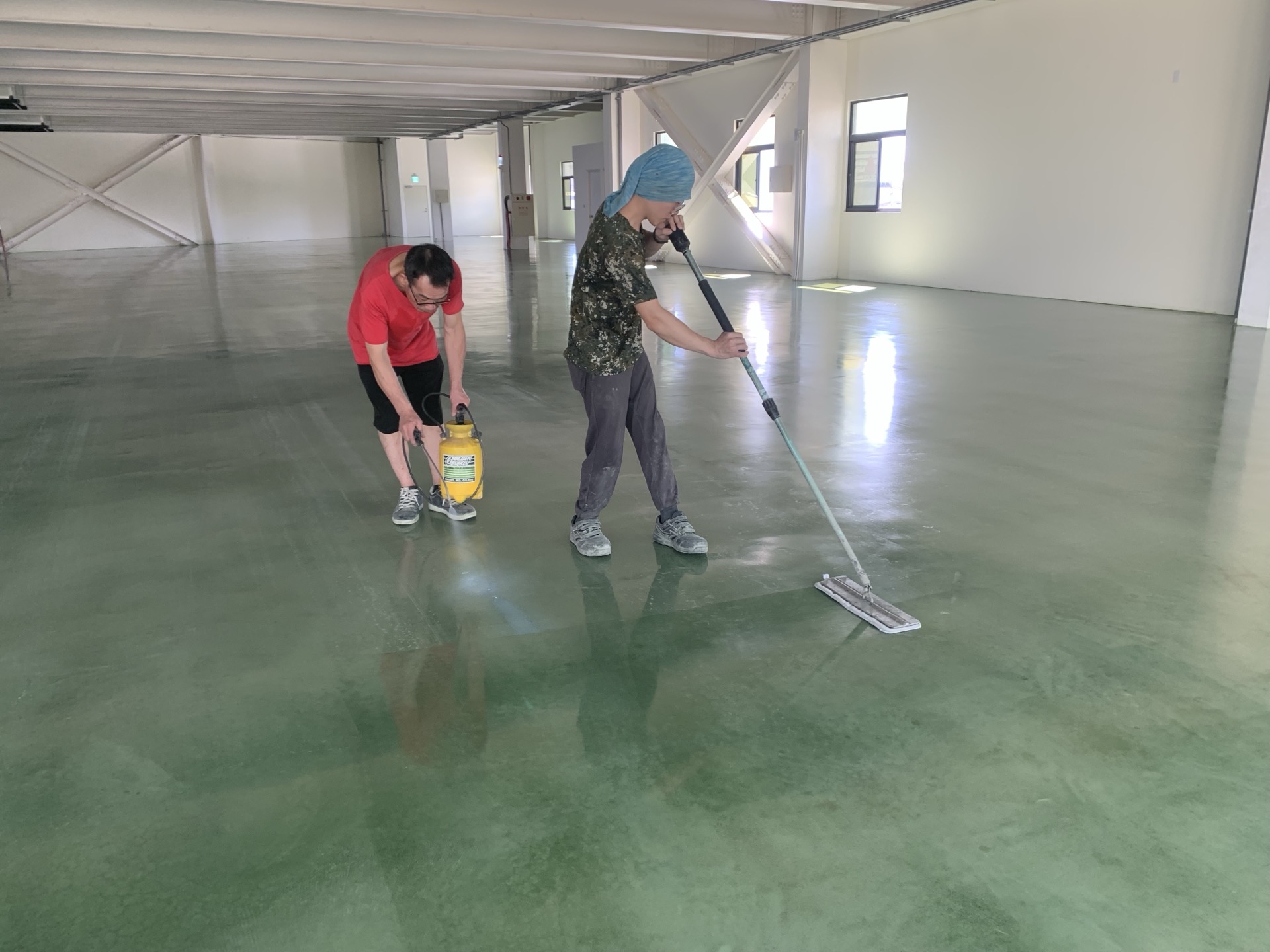 綠色色粉混凝土地坪｜塗抹保護劑實錄 17
