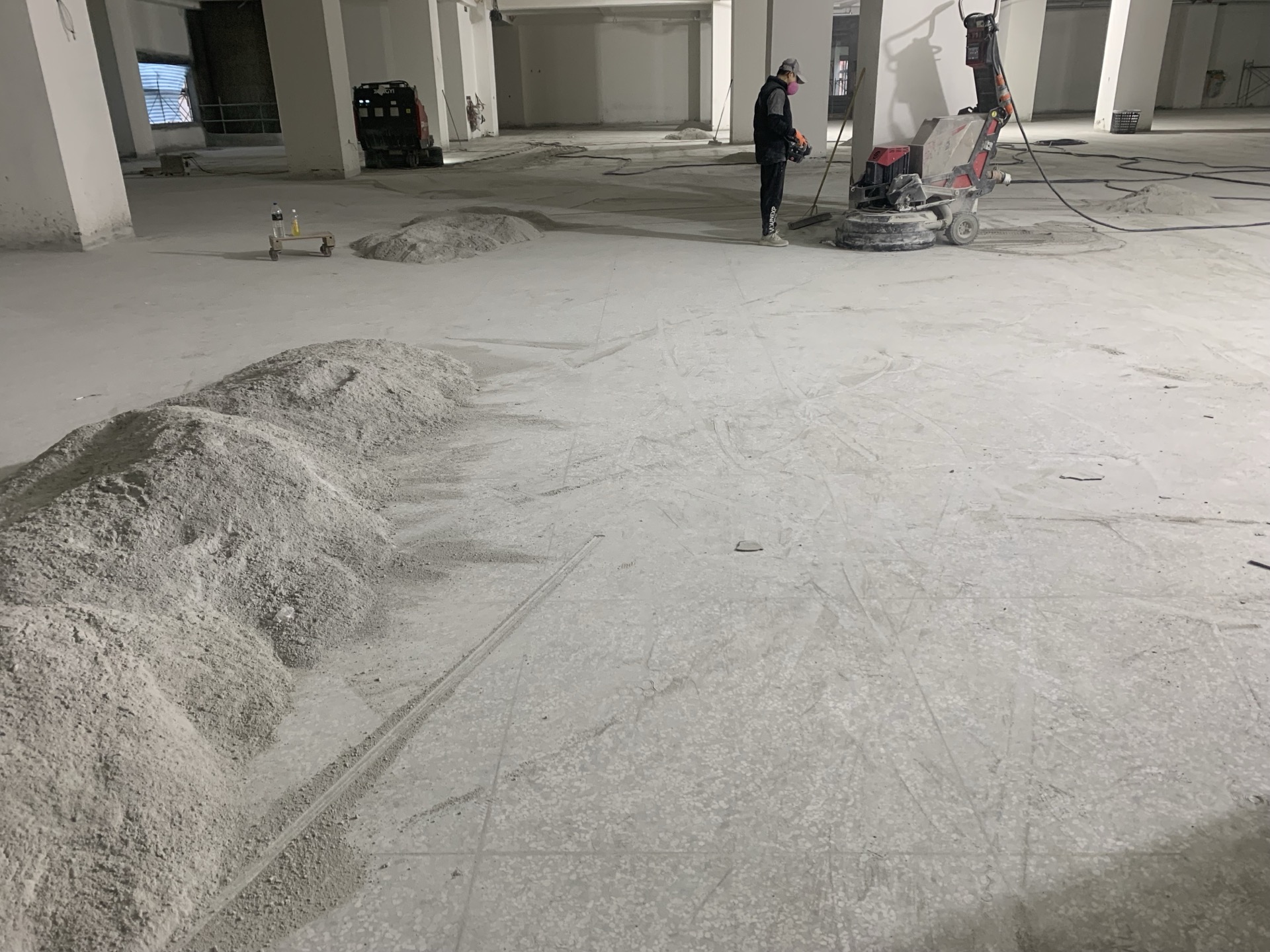 磨石子研磨拋光地坪｜研磨中＋研磨粉塵集中處理實錄 05